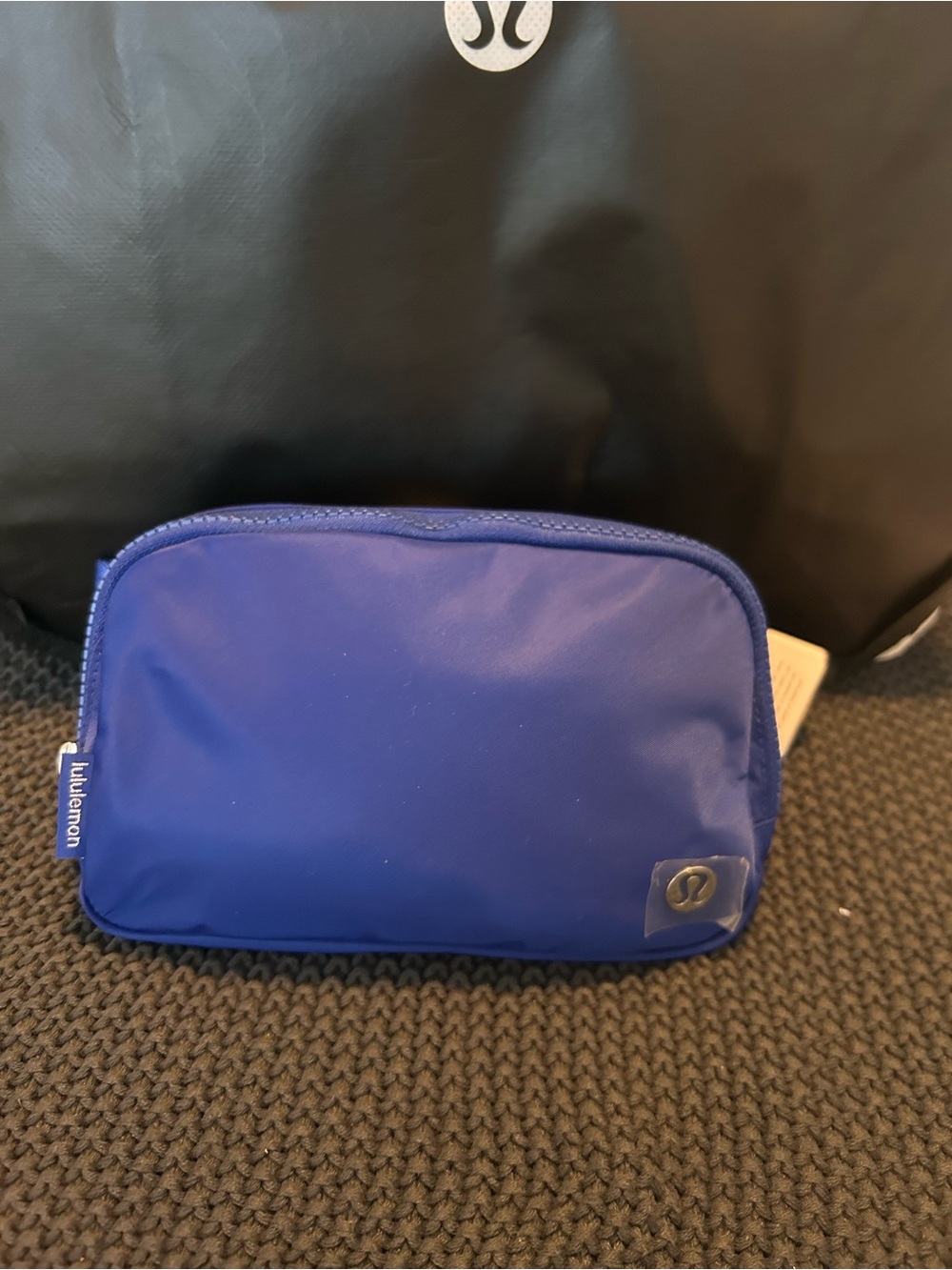 lululemon everywhere belt bag 1L RVSD
New with tag Riverside